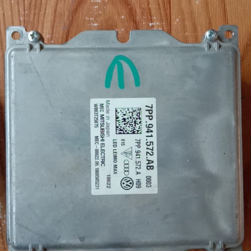 大众迈腾b8高配矩阵大灯控制电脑模块一套，原装破损大灯拆下来--