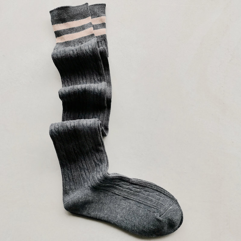双针麻花纹深灰色常规高筒袜子