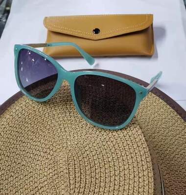 彩膜偏光脸型佩戴太阳镜