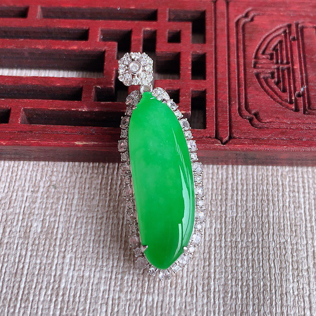 缅甸天然A货玉石翡翠 老坑冰种 手工精雕 18K金镶阳绿福瓜吊坠