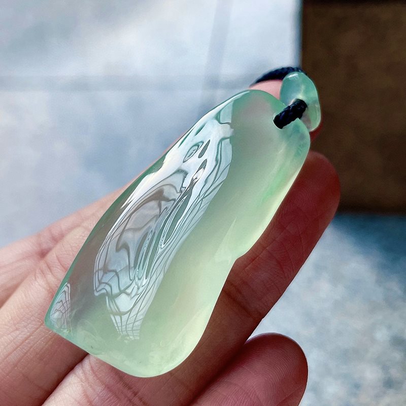 缅甸天然A货玉石翡翠挂件 精雕老坑起胶冰透高冰玻甜绿随形吊坠
