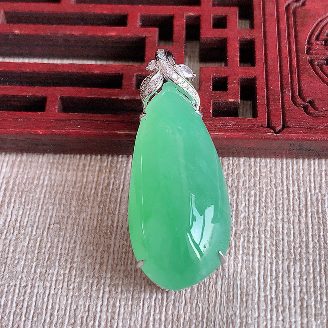 缅甸天然A货玉石翡翠 老坑冰种 手工精雕 18K金伴钻甜绿福瓜吊坠