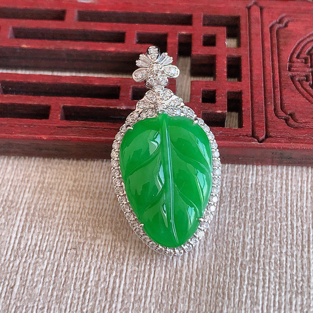 缅甸天然A货玉石翡翠 老坑冰种 手工精雕18K金伴钻阳绿叶子 吊坠