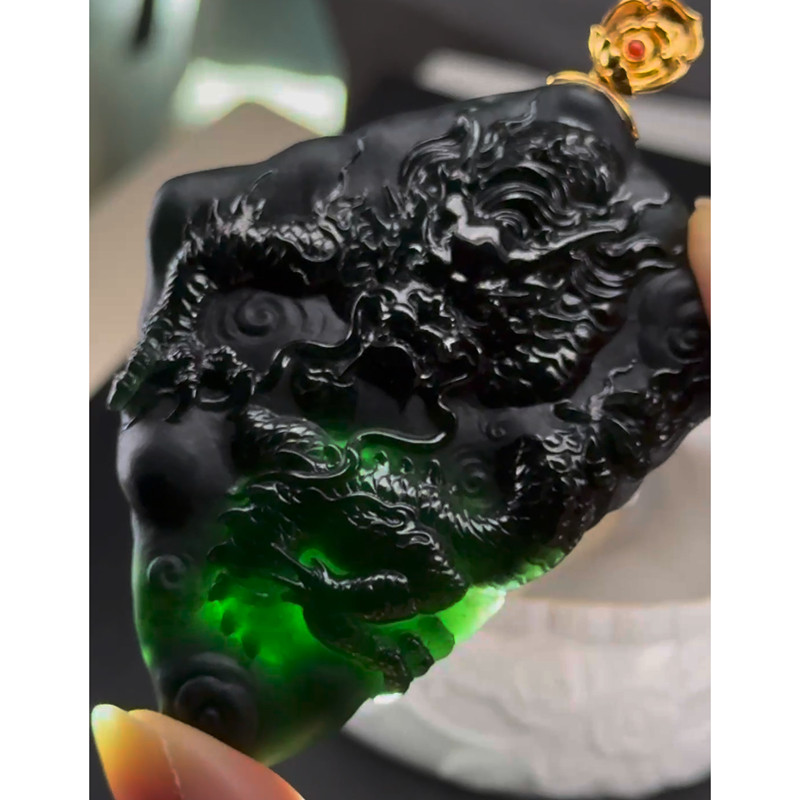 缅甸天然A货玉石翡翠 老坑冰种18k金扣墨翠随形龙牌吊坠