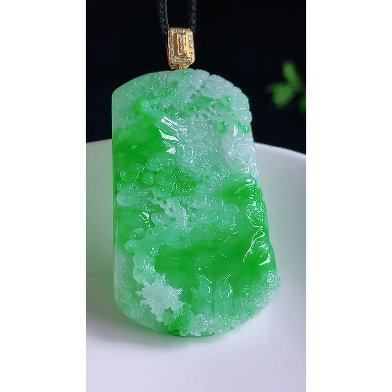 缅甸天然A货玉石翡翠 老坑冰种阳绿山水牌吊坠