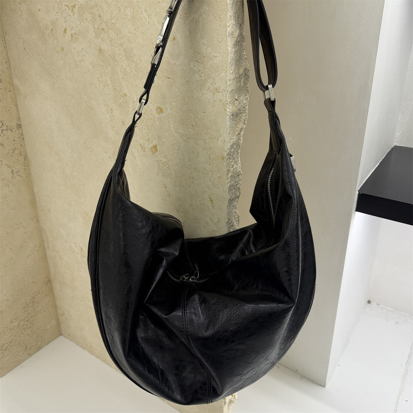 通勤大容量包包女士2026新款斜挎包高级感软皮女包大金属扣饺子包