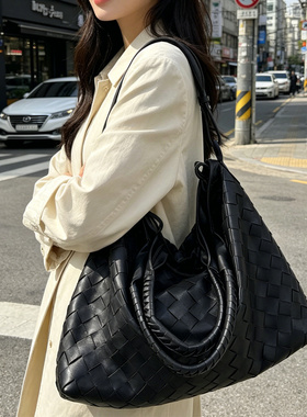 2026新款美拉德风编织托特包女大容量通勤单肩斜挎包黑色饺子包