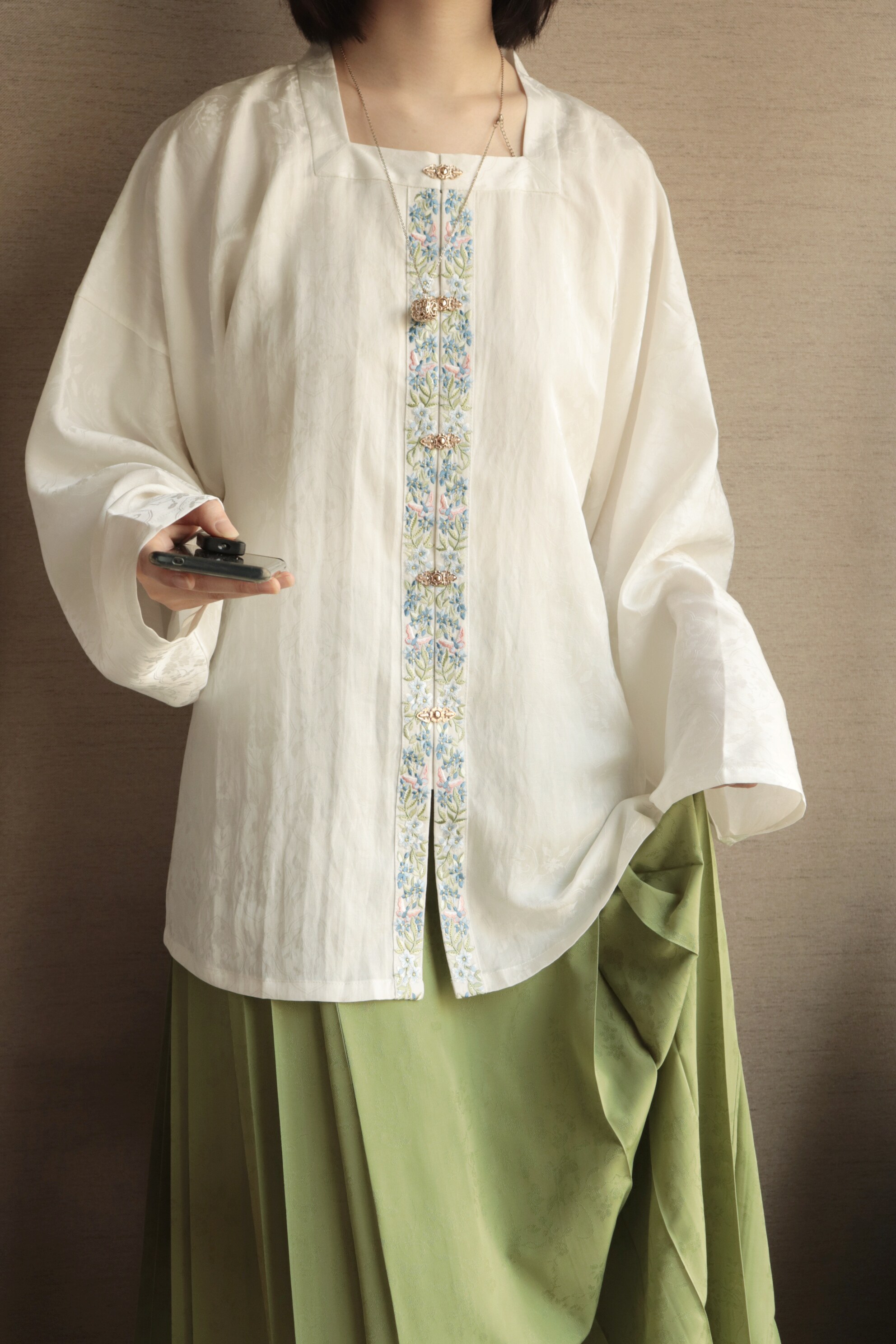 SHANG SHANG ZHE HUAYING 차 오리지널 데일리 봄 여름 명나라 HANFU TENCEL 자카드 자수 스퀘어 넥 보우 포켓 슬리브 짧은 셔츠