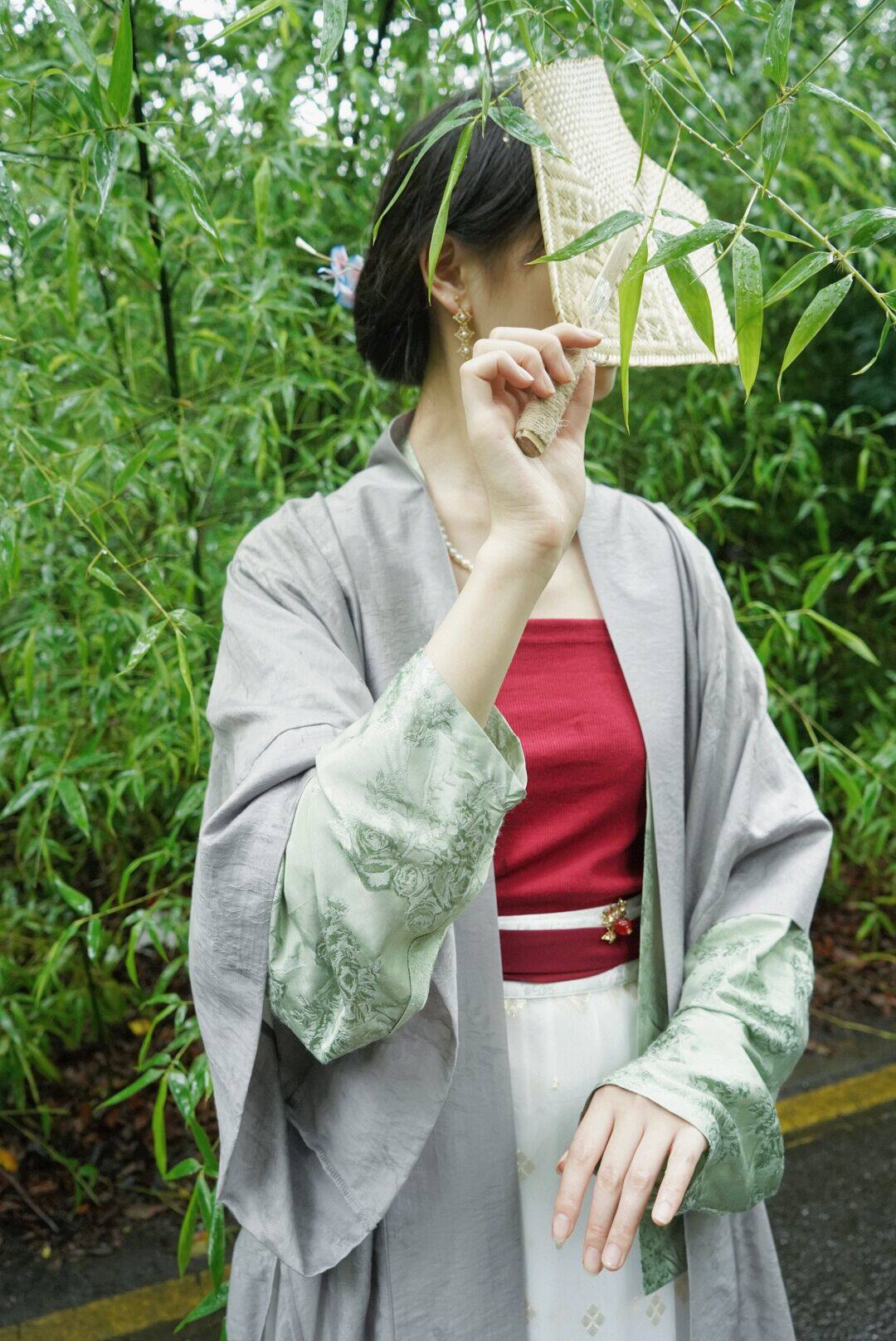 DRESSER HUA MALLOW ORIGINAL SONG CHANGGAN TEMPLE STRAIGHT-COLLARED LONG GOWN DOUBLE COLLAR AND FOLDS IN THE TRADITIONAL HAN CLOTHING OF THE DAY-TO-DAY YUZI