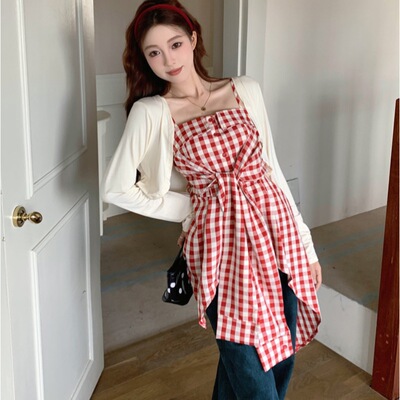 红白格纹吊带针织开衫收腰套装