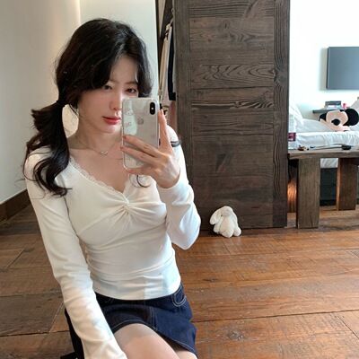 V领扭结蕾丝打底衫纯欲修身显瘦