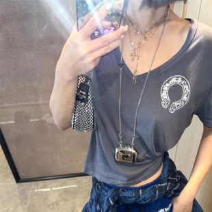 夏季新款马蹄印花炭灰色V领纯欲短款显瘦宽松短袖上衣复古百搭T恤