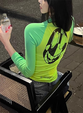 梵文足球涂鸦印花绿色撞色七分袖T恤女春秋修身弹力短裤性感上衣