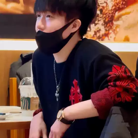 Wang Chuqin's Same Style Cross Leather Label Jacquard Sweater for Men and Women in Spring Design, Loose and Lazy Casual Top Trend