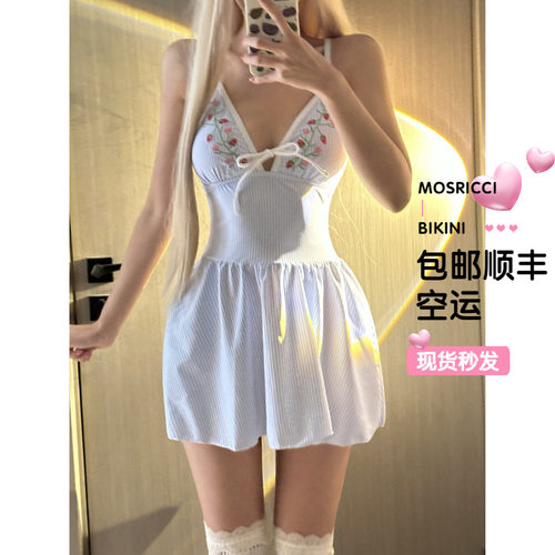 刺绣蓝条裙式泳衣可爱少女