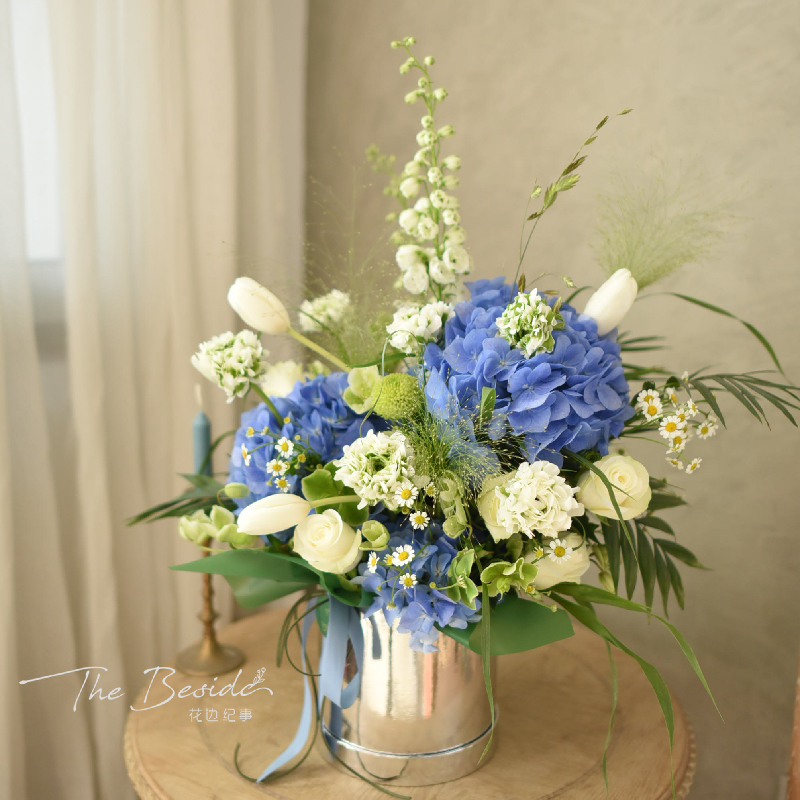 花边纪事《遥遥的梦》白蓝色系绣球洋牡丹玫瑰郁金香鲜花抱抱桶