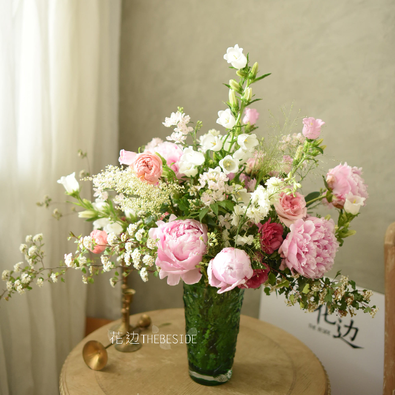 花边《我钟意》白粉色系芍药玫瑰混搭鲜花束 墨绿色玻璃浮雕花瓶