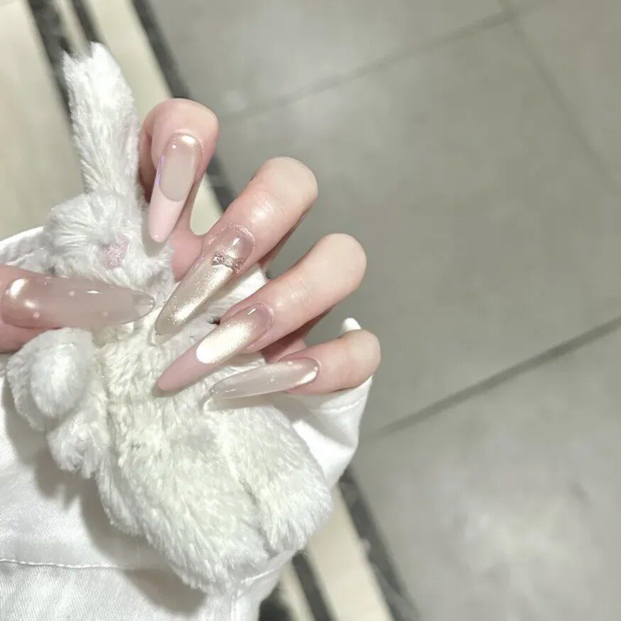 金粉月光纯手工穿戴甲纯欲显白长尖裸色爆闪猫眼长款法式美甲成品