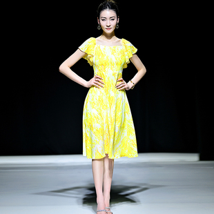 绝色2024夏季新款柠檬黄印花荷叶边方领高腰大摆中长裙女装连衣裙