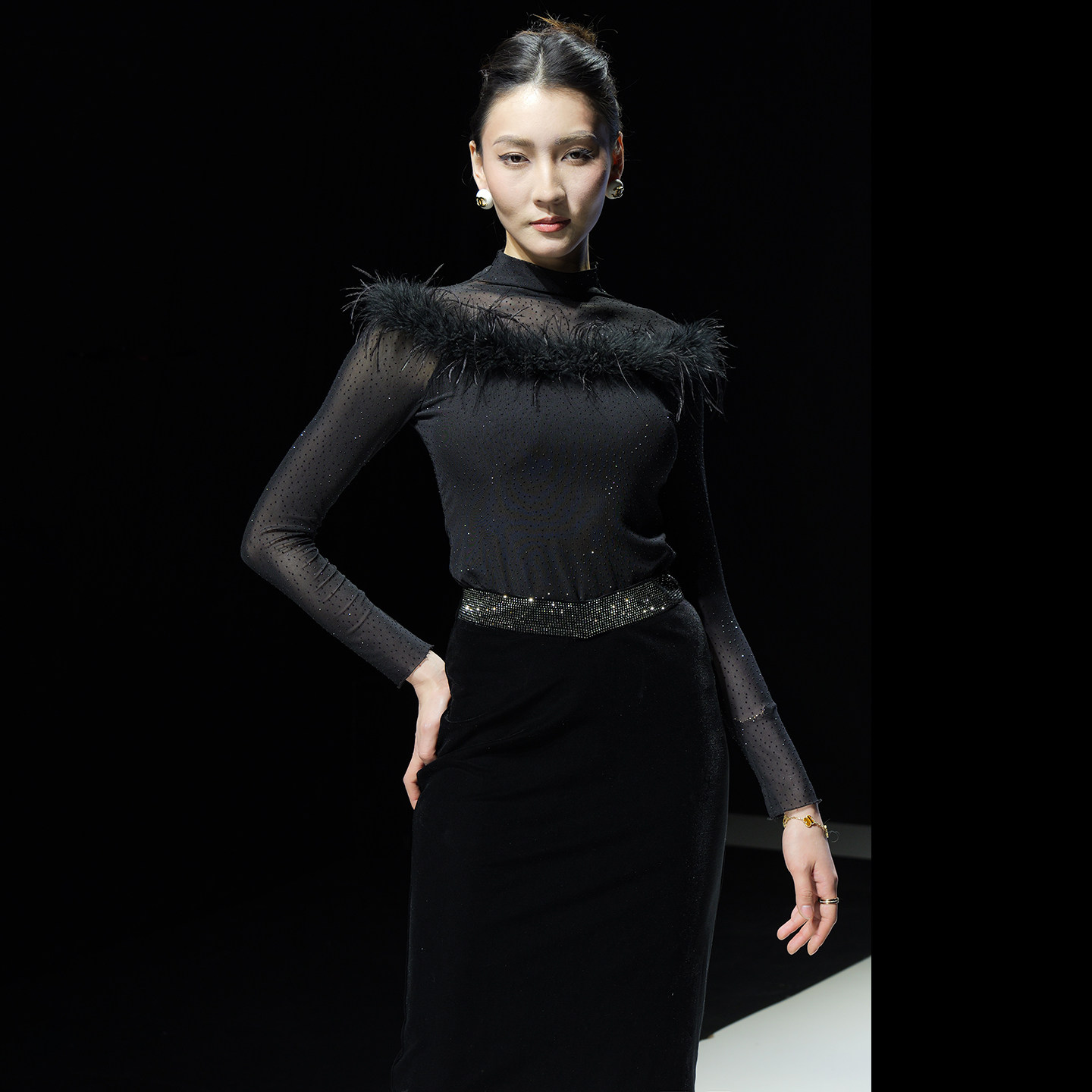 2025秋季新款气质百搭轻奢v型贴钻丝绒包臀一步裙及膝半身裙女装,女装/女士精品,半身裙,淘宝优惠券,粉丝福利购,淘宝优惠卷