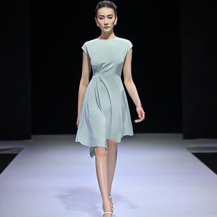 绝色 莫兰迪色系女装 光泽感缎面连衣裙夏季2026短袖大摆长裙夏