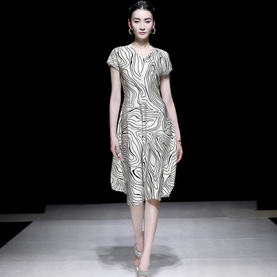 v领印花绸缎蝙蝠袖收腰连衣裙女