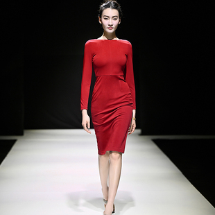绝色2025秋季优雅通勤一字领收腰显瘦修身包臀裙时尚长袖连衣裙女
