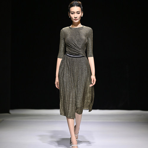 亮丝中袖收腰显瘦百褶连衣裙长裙