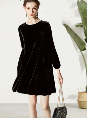 金丝绒连衣裙春秋2023新款七分袖宽松显瘦遮肉圆领大码短款小黑裙