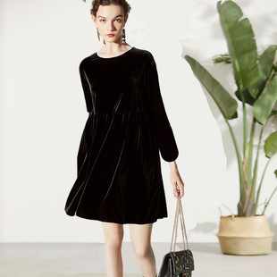 金丝绒连衣裙春秋2023新款七分袖宽松显瘦遮肉圆领大码短款小黑裙