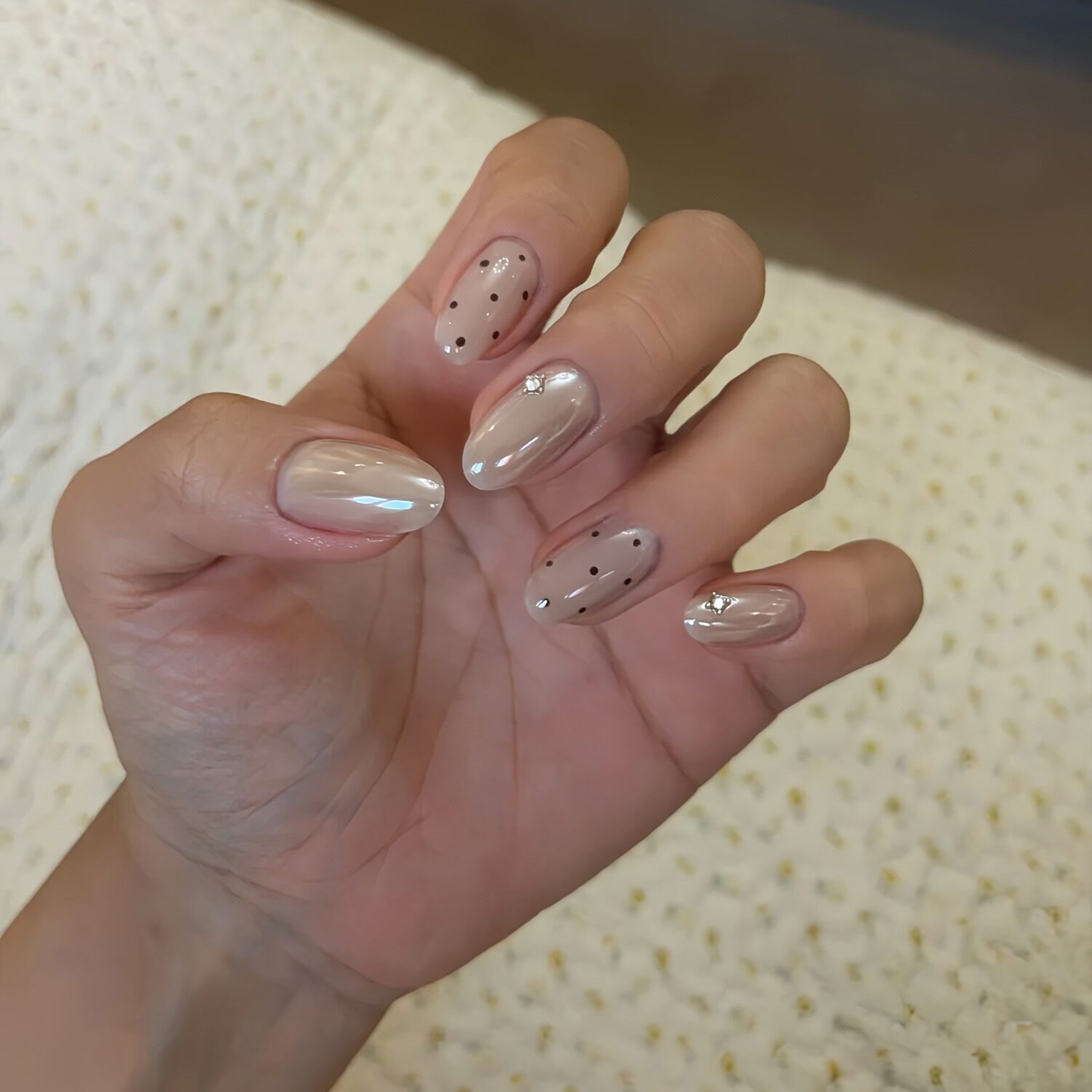 海莉裸杏色手工穿戴甲中长款月光粉镀晶粉波点闪钻气质百搭美甲片