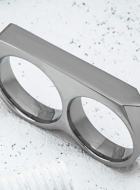 蹦迪欧美潮男配饰双手指小众设计戒指钛钢戒指男士连指高级感配饰