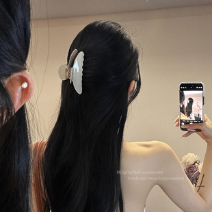 高级感白色醋酸抓夹女2024新款 发夹后脑勺气质弧形鲨鱼夹头饰发卡