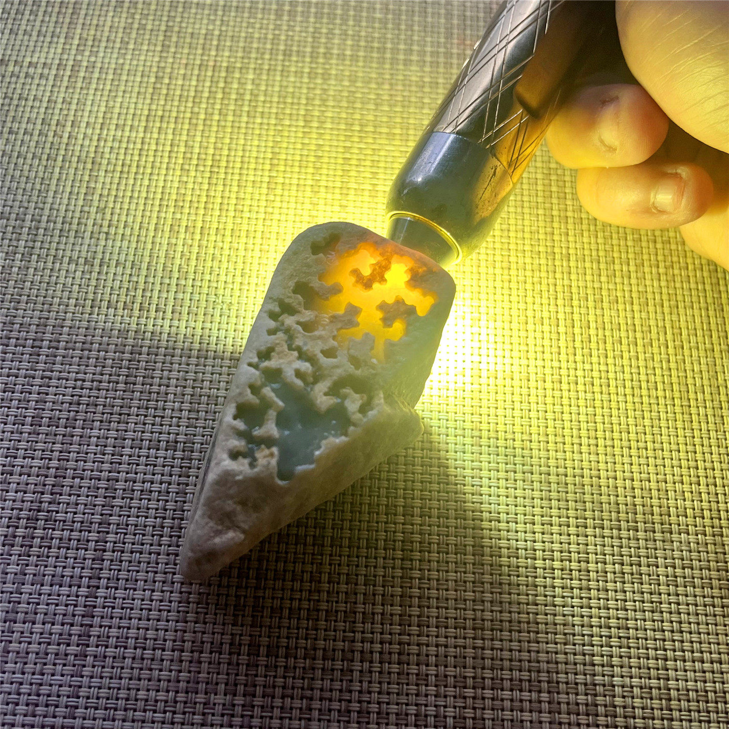 翡翠原石玉石毛料木那敞口开窗料肉质细腻种水化开还有脱沙的表现