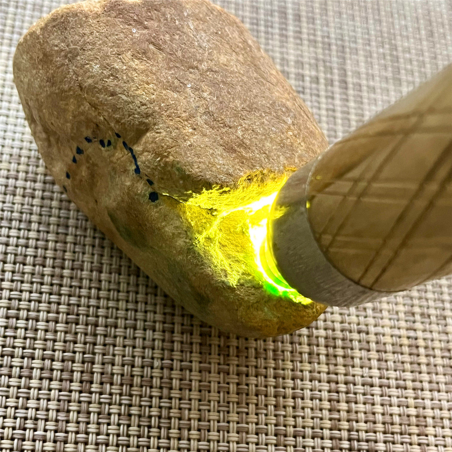 翡翠原石玉石毛料大马坎敞口皮壳老种水化开色带黄加绿牌子挂件料