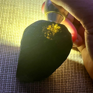 天然老坑翡翠玉石莫西沙敞口皮壳紧致种水透开局部脱沙起荧光表现