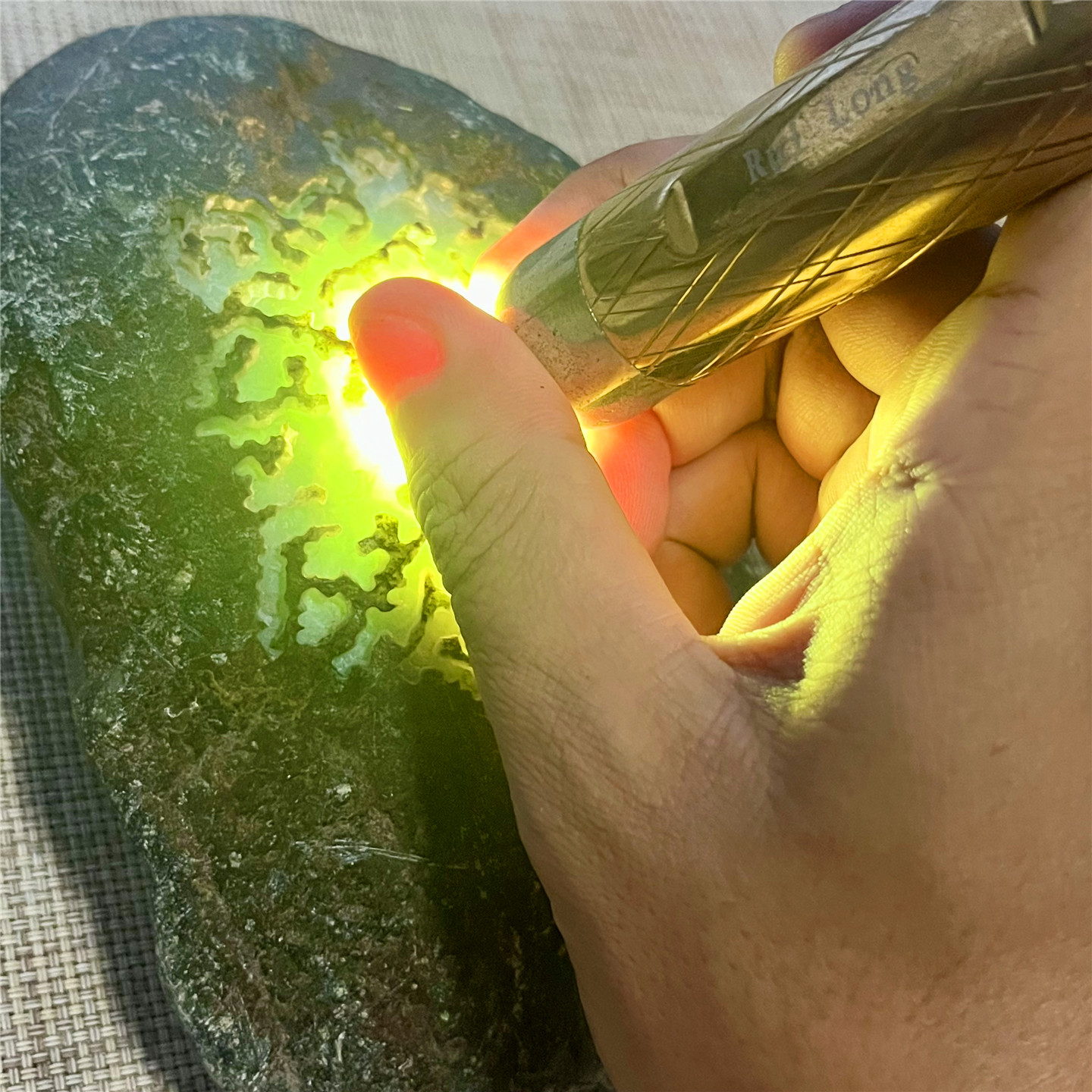 天然老坑翡翠玉石会卡起胶手镯料