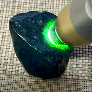 翡翠原石玉石毛料莫湾基敞口皮壳老色带环绕色阳色辣化感足戒面料