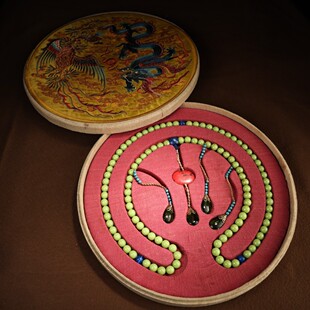 古玩旧藏收罕见珍贵夜光石朝珠一条配老刺绣盒子收藏品