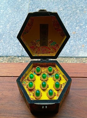 古玩包铜鎏镶嵌老翠玉戒指一箱配老货老漆器箱首饰收藏品活扣饰品