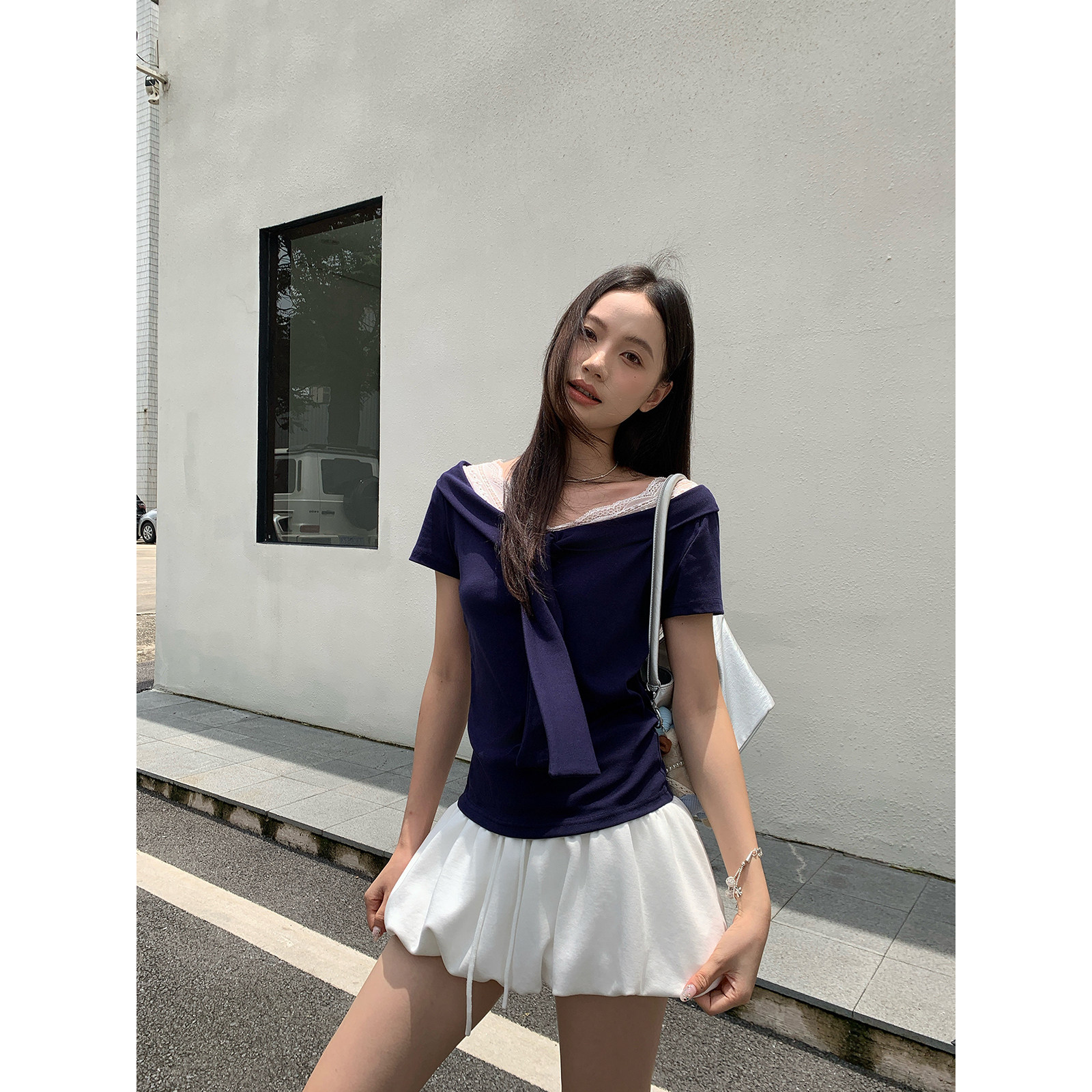Creamsu叙白 韩系撞色v领蕾丝花边短袖T恤女夏季修身显瘦漏肩上衣图片