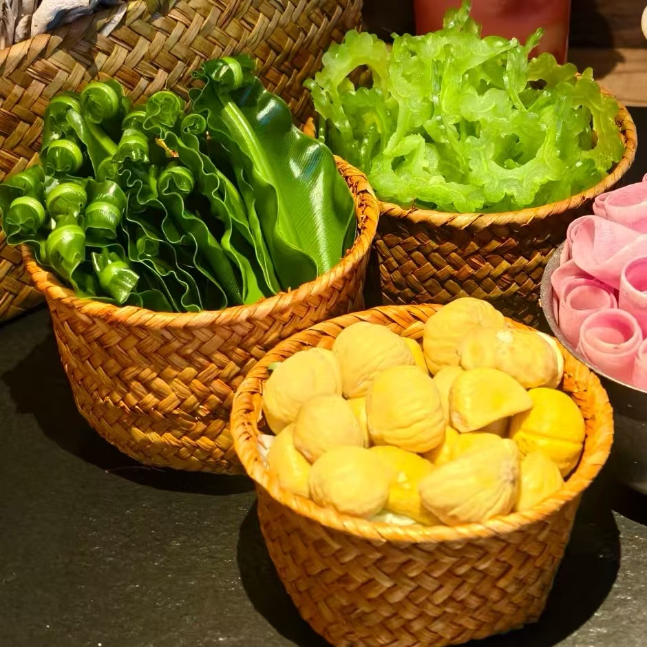 云南菌菇火锅青菜盘装蔬菜篮子