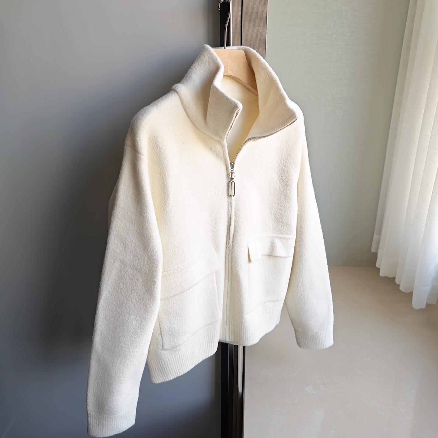 温柔奶白女针织开衫毛衣