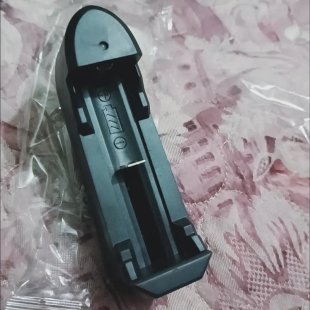 18650锂电池充电器多兼容充电通用手电筒充电池座充插头3.7V-4.2V