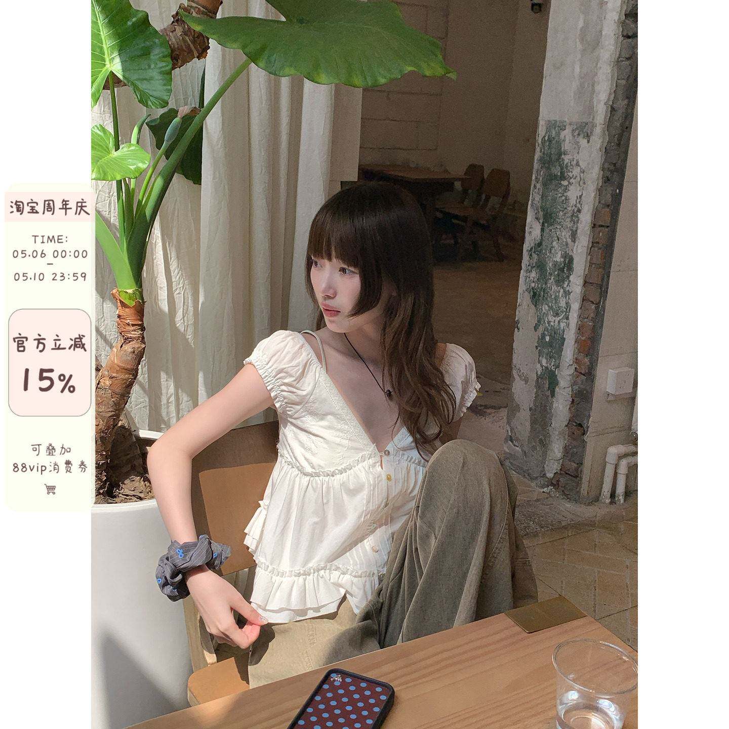 馨帮帮 纯欲蕾丝V领荷叶边下摆娃娃衫上衣漂亮小衬衫女款2026新款