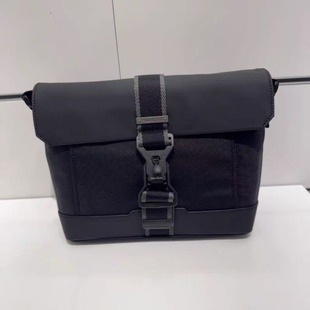 FILA斐乐2026年春季新款男子休闲磨砂PU拼色翻盖挎包F13M613107