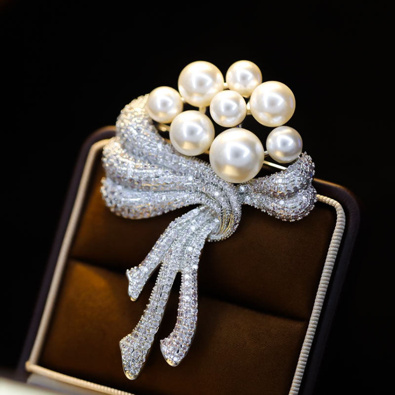 法式轻奢新品微镶锆石手捧花花朵胸针气质仿珍珠大衣西装配饰胸花
