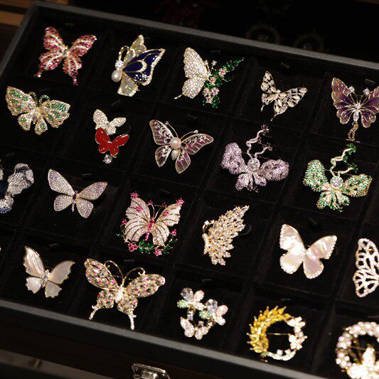 时尚新款蝴蝶昆虫珍珠胸针高档锆石天然母贝衣饰别针外套胸花配饰