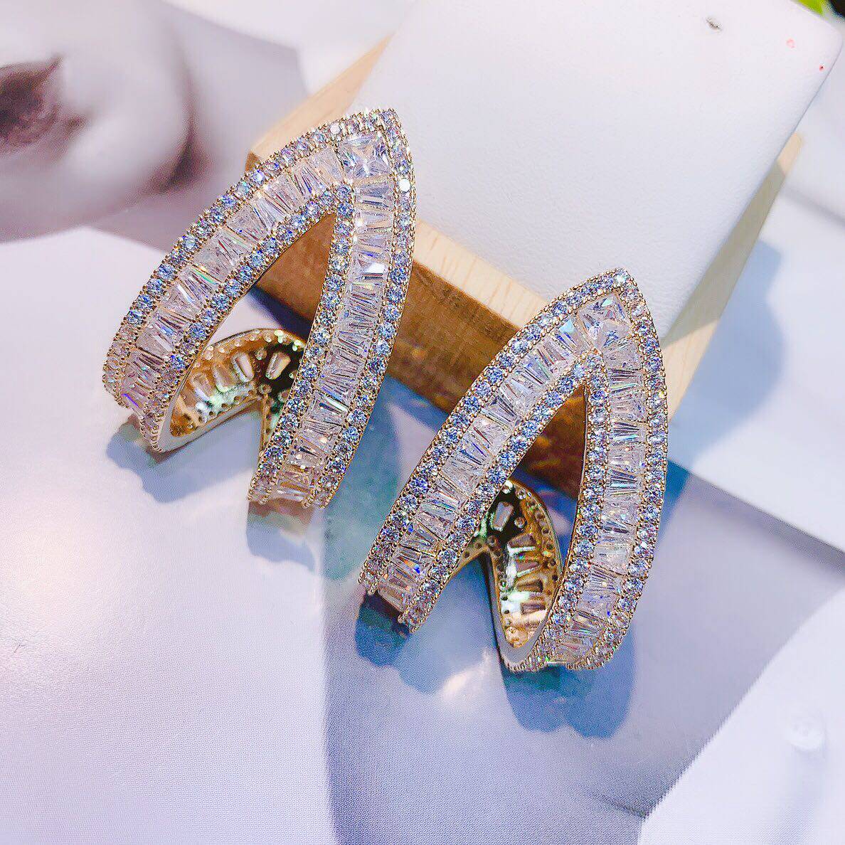 气质欧美新款个性耳环设计师经典T锆V型气质高贵银针耳钉夸张闪亮