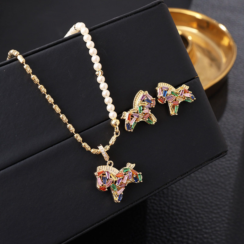 彩色水晶锆小马吊坠珍珠项链配饰女秋冬毛衣链轻奢高级感颈链饰品